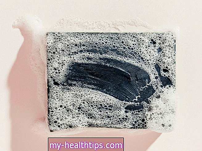 Výhody mydla na drevené uhlie: Čo hovorí veda o tejto obľúbenej zložke starostlivosti o pleť
