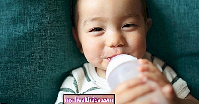 Laisvų rankų auklėjimas: kada jūsų kūdikis laikys savo butelį?