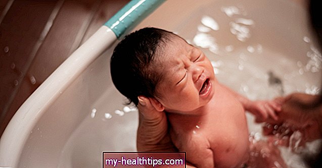 Hur ofta ska du bada en nyfödd?