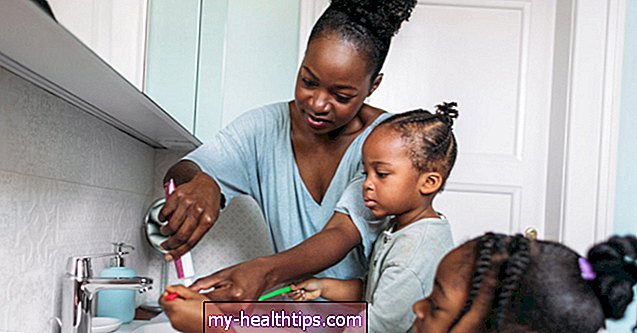 Cómo cepillar los dientes de su niño pequeño (y consejos para cuando se niegan)