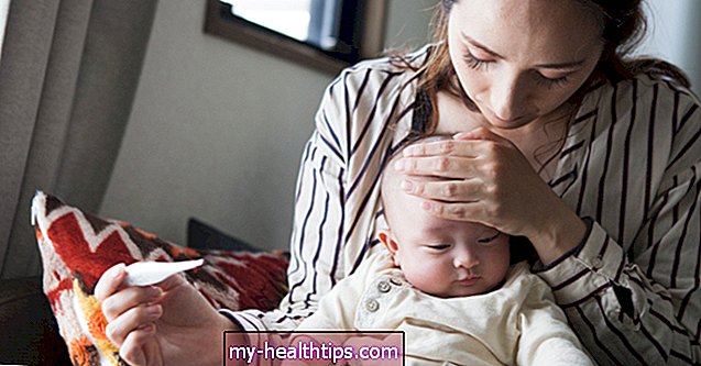 Hvordan man sikkert nedbringer feber hos en baby