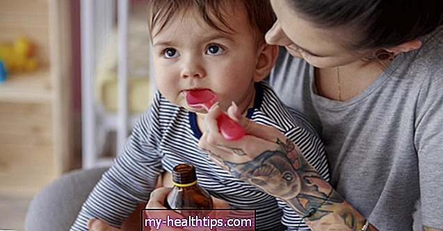 ¿Qué enfermedades o afecciones causan la tos húmeda y cómo la trato en mí o en mi hijo?