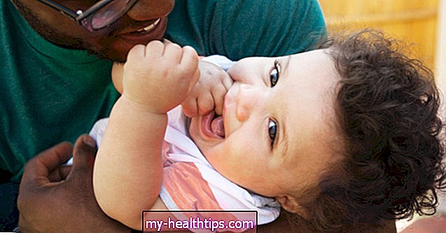 O que fazer se o seu bebê com dentição tiver um cisto de erupção