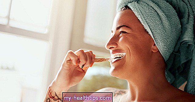 Lo que debe saber sobre cepillarse los dientes con bicarbonato de sodio