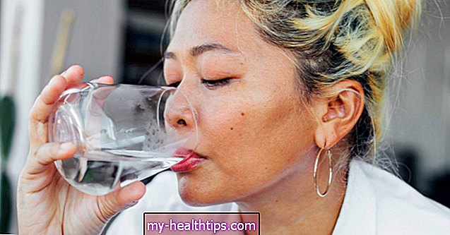 ¿El agua potable ayuda con el acné?